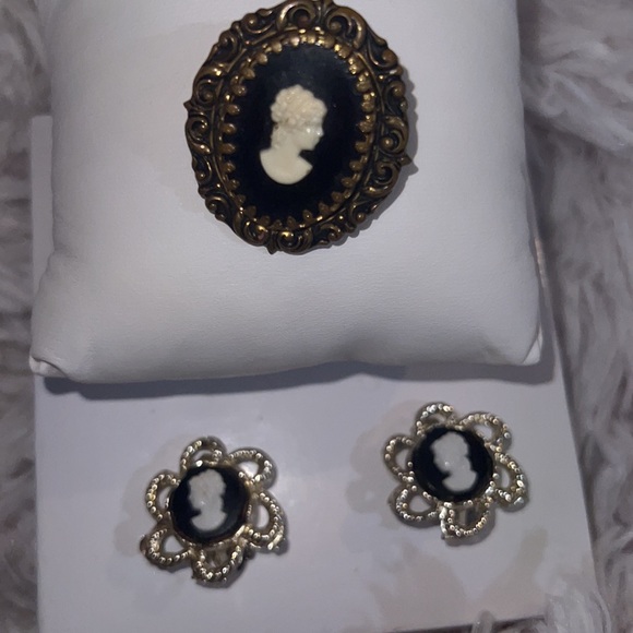 Vintage Victorian Black and White Pin set with matching earrings - Picture 3 of 5